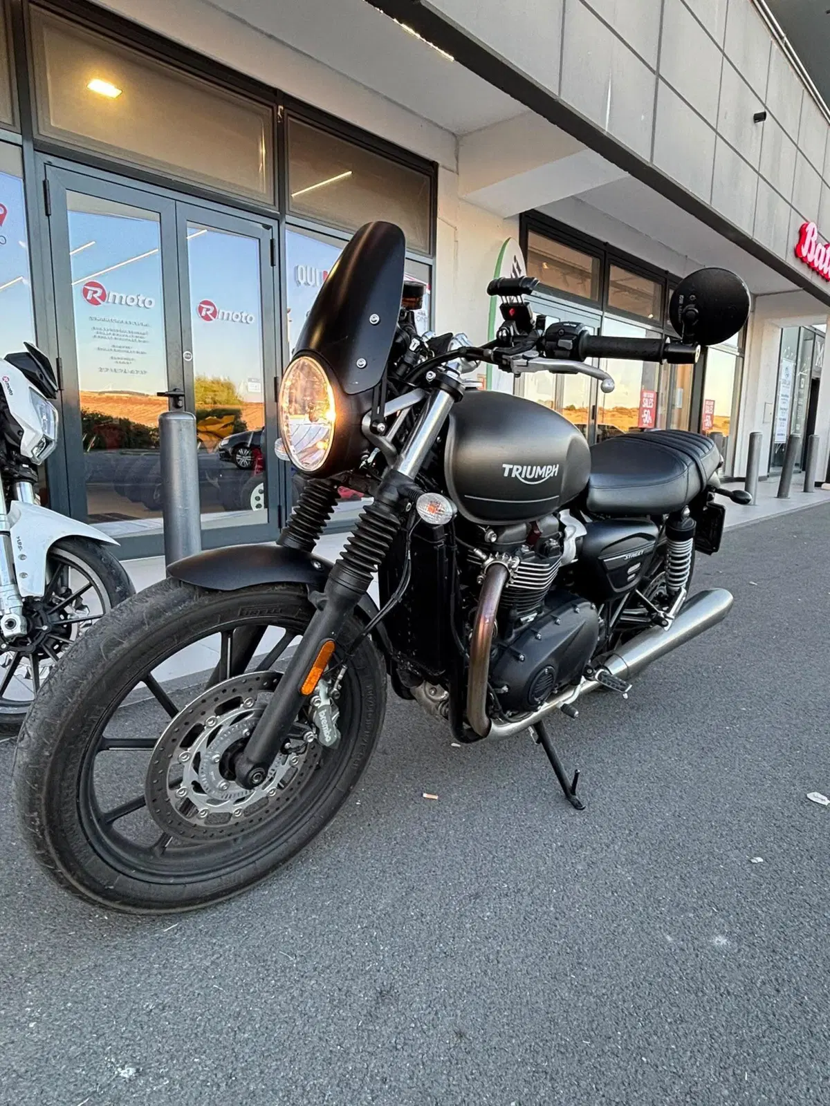 Triumph Street Twin 900 (2021 - 22) (3)