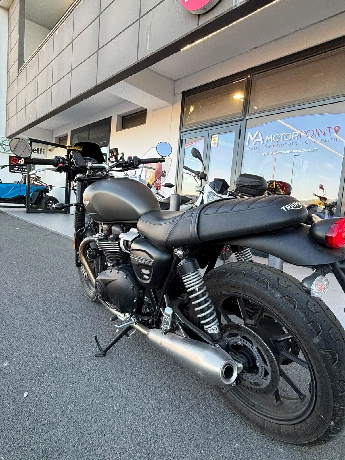 Triumph Street Twin 900 (2021 - 22) (4)