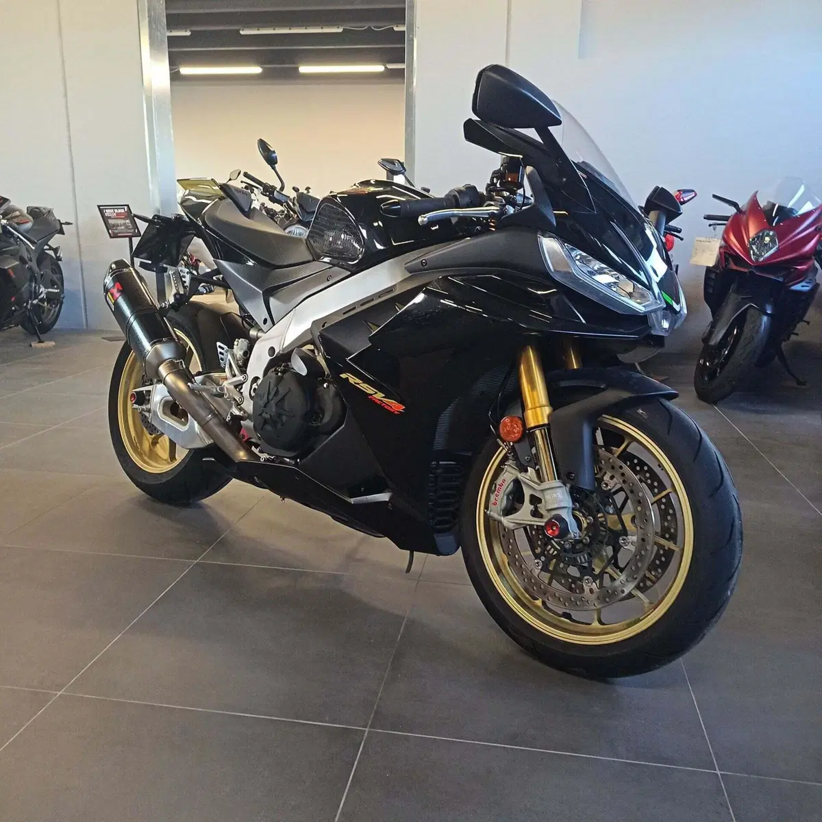 Aprilia RSV4 1100 Factory (2021 - 24) (2)