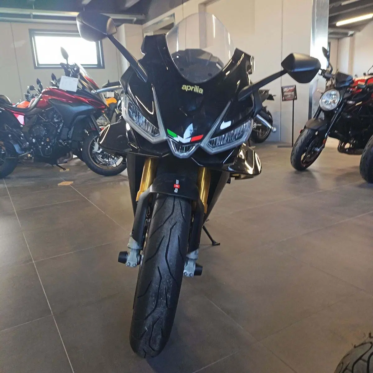 Aprilia RSV4 1100 Factory (2021 - 24) (6)
