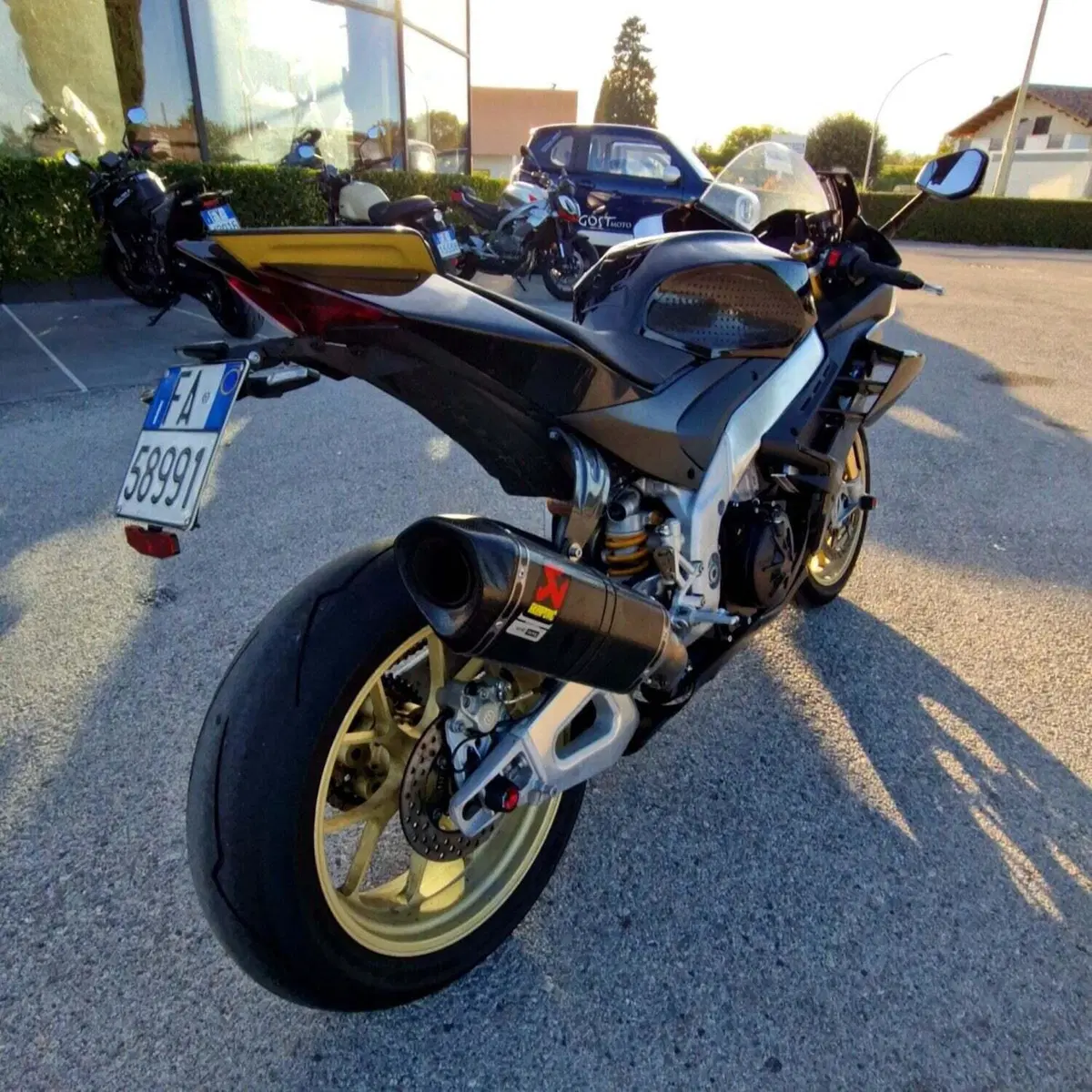Aprilia RSV4 1100 Factory (2021 - 24) (4)