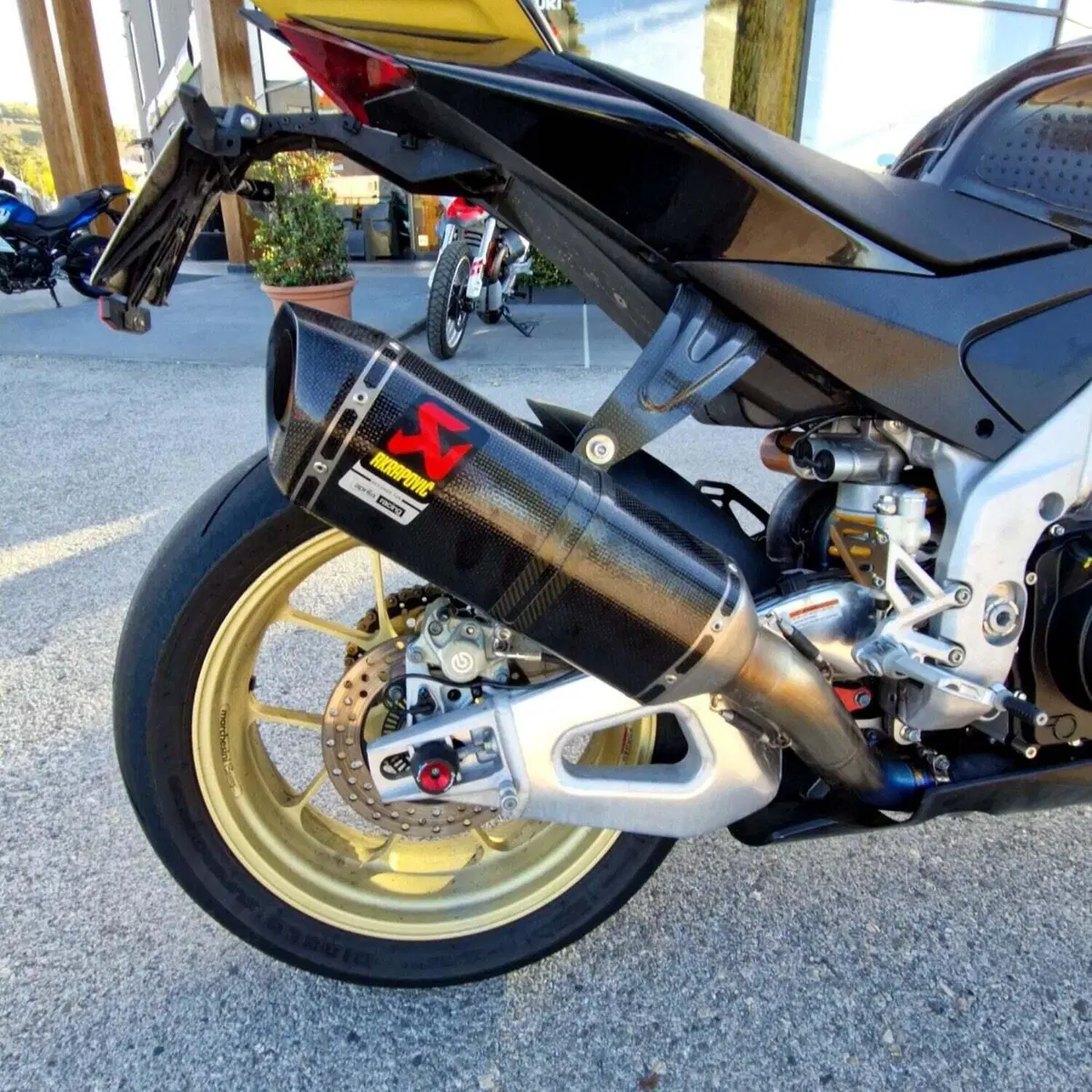 Aprilia RSV4 1100 Factory (2021 - 24) (6)