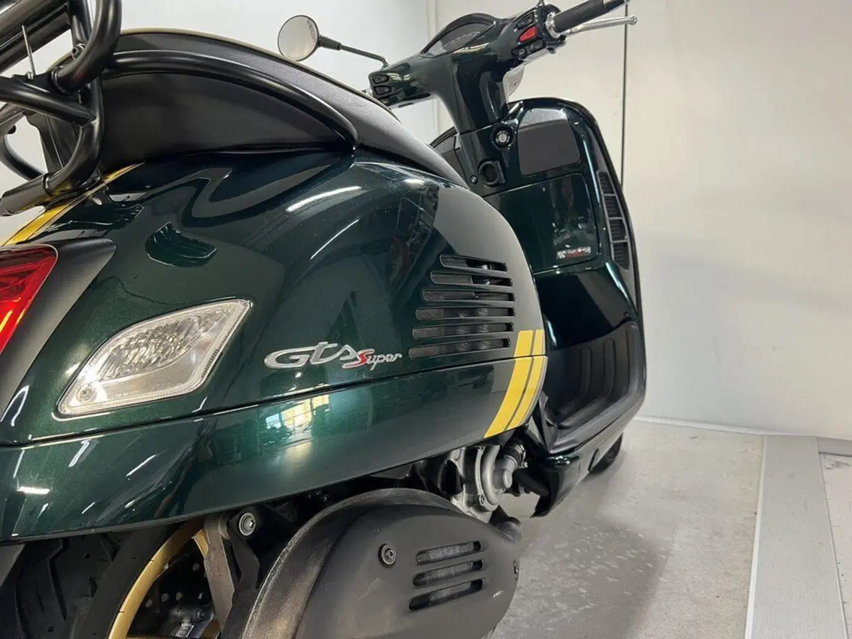 Vespa GTS 300 Super Hpe (2018 - 19) (13)