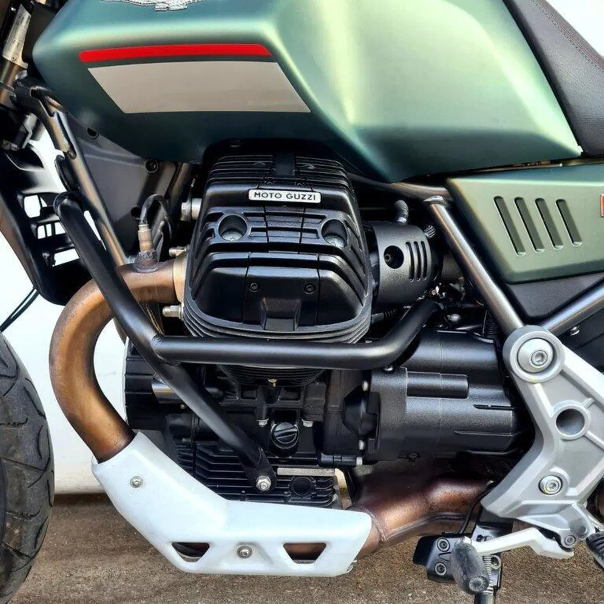 Moto Guzzi V85 TT (2021 - 23) (10)
