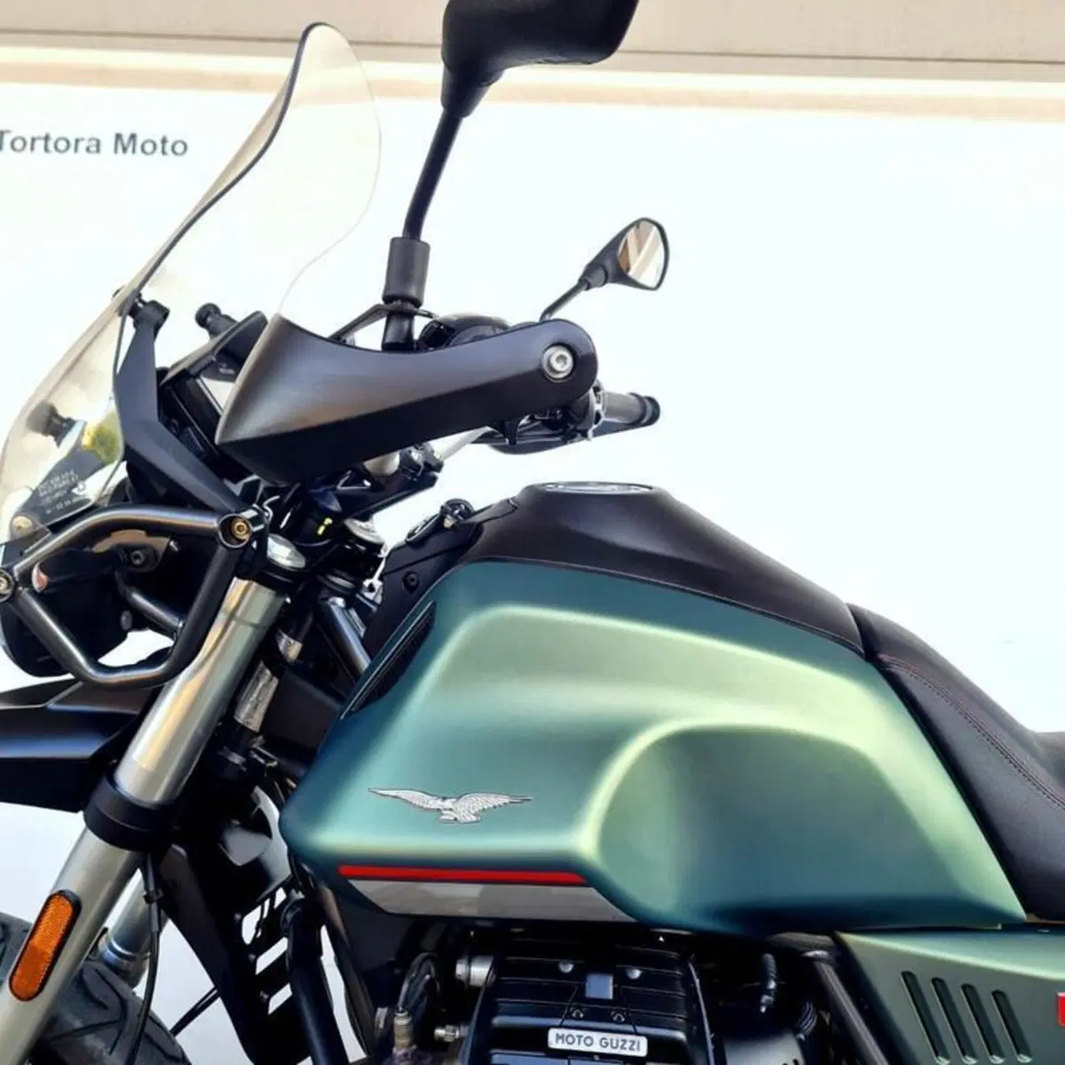 Moto Guzzi V85 TT (2021 - 23) (9)