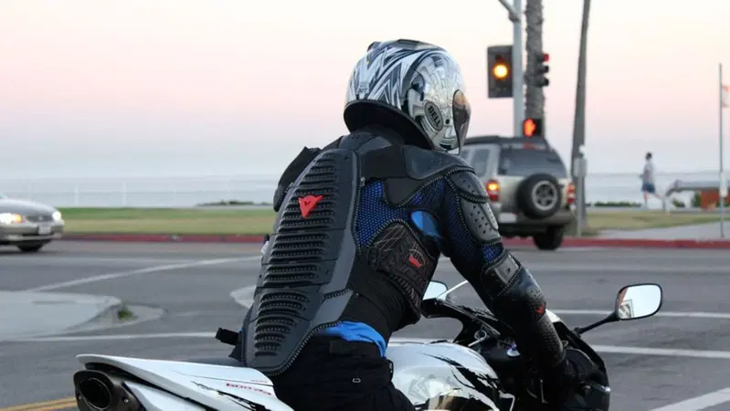 Codice della strada, protezioni obbligatorie con la moto in autostrada