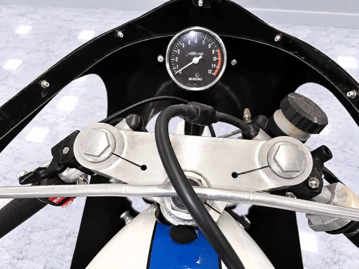 Suzuki TITAN 500 PISTA (10)