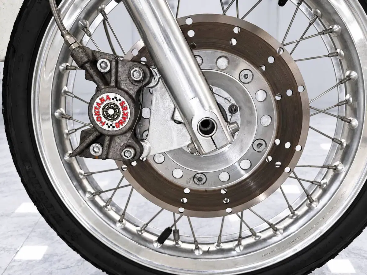 Suzuki TITAN 500 PISTA (16)