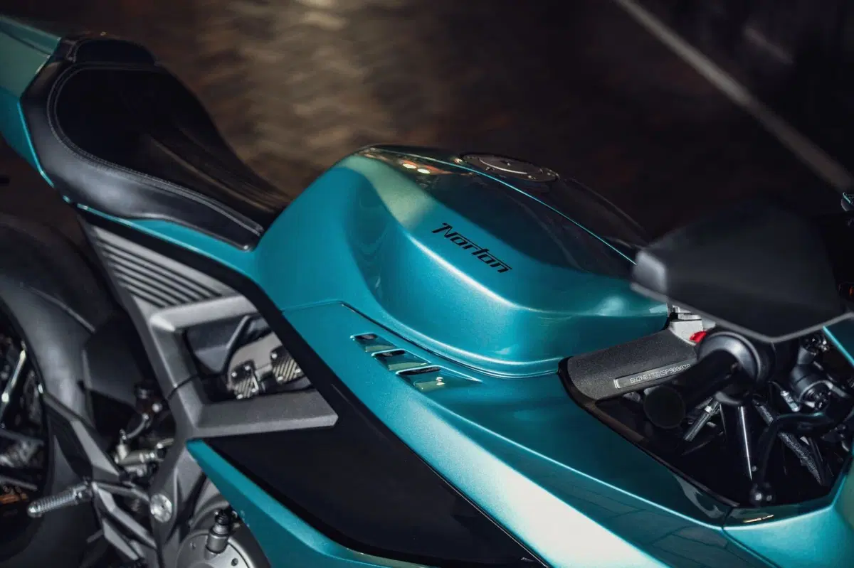 La Norton Manx R vince il Red Dot 2026 (9)