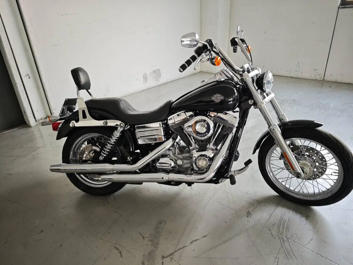 Harley-Davidson 1584 Super Glide Custom (2008 - 13) - FXDC (2)