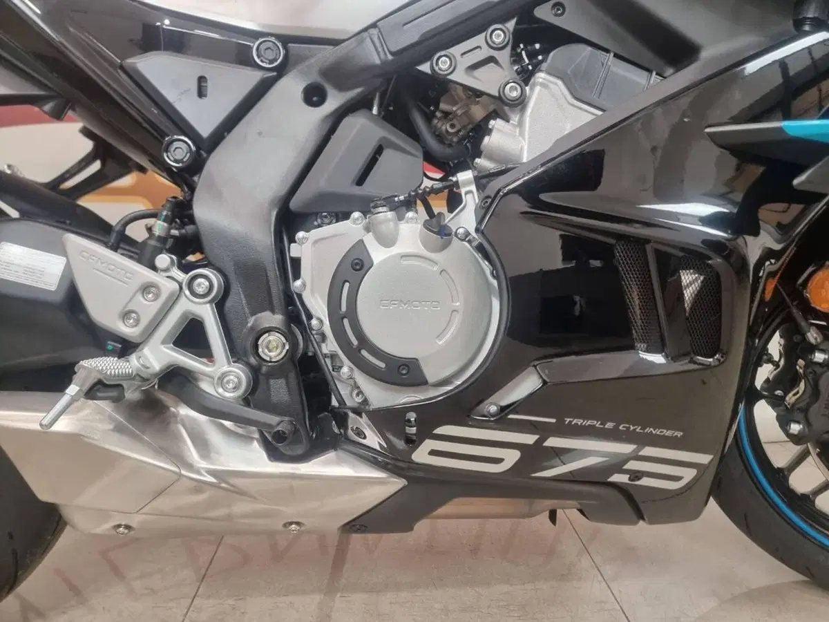CFMOTO 675SR-R (2025 - 26) (5)