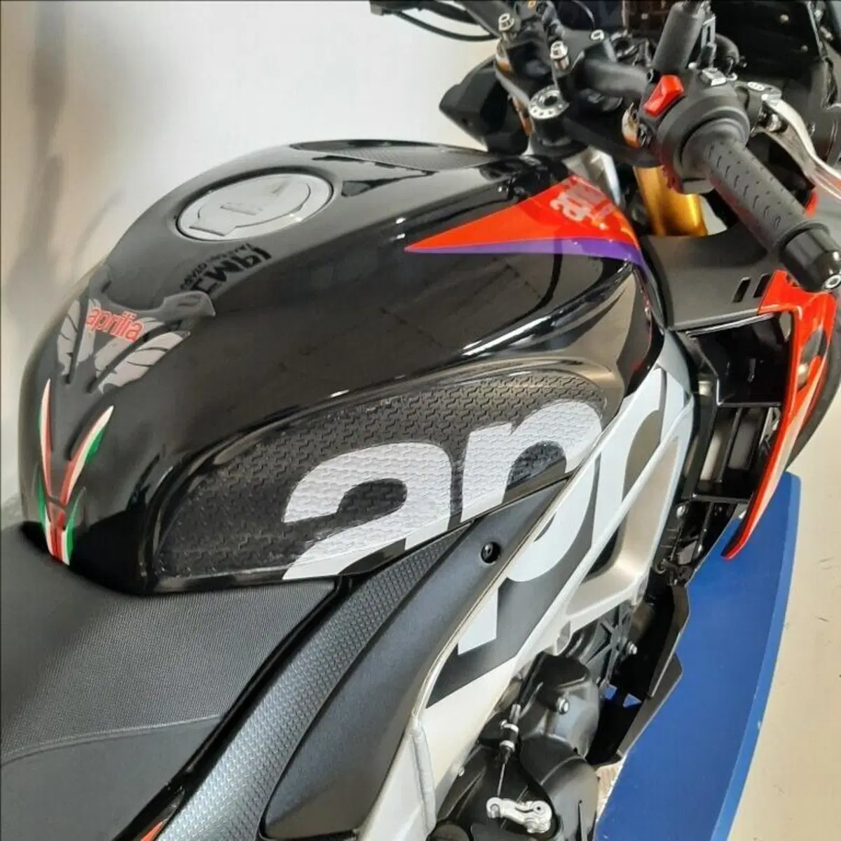 Aprilia Tuono V4 Factory (2021 - 24) (11)