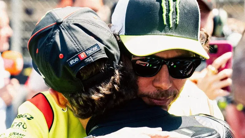 MotoGP, Valentino Rossi crede nella rimonta di Bezzecchi a - 46 punti: 'Il numero è buono. Perché no?'