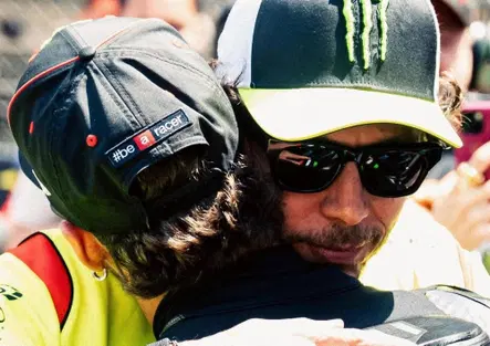 Valentino Rossi crede nella rimonta di Bezzecchi a - 46 punti: Il numero è buono. Perché no?