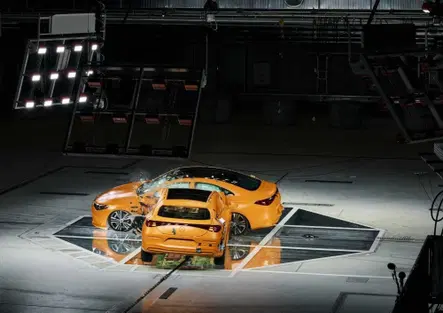 Dentro il laboratorio segreto Mercedes: il video dell’impatto tra due CLA che spiega come nasce un’auto sicura