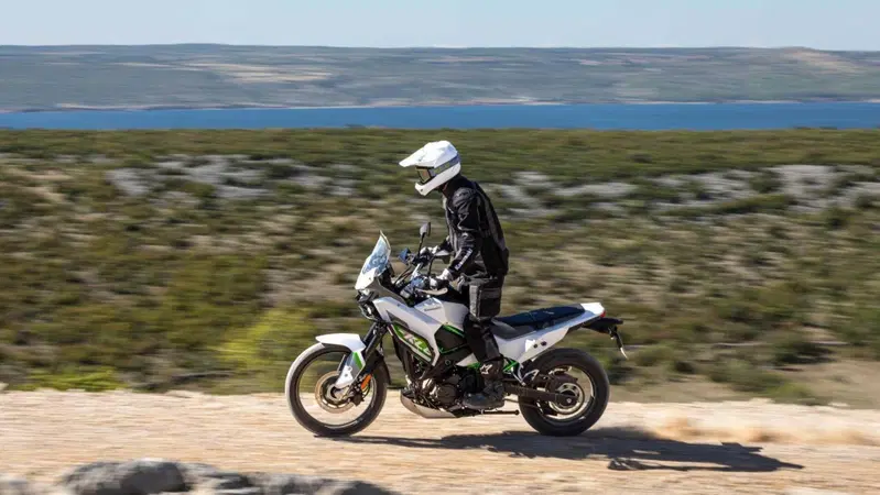 Kawasaki KLE 650: spunta il teaser. Ecco cosa sappiamo sulla nuova adventure