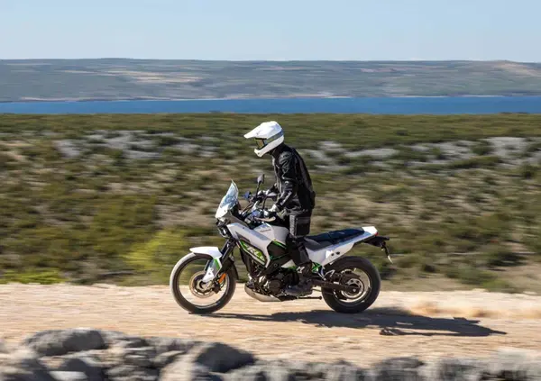 Kawasaki KLE 650: spunta il teaser. Ecco cosa sappiamo sulla nuova adventure