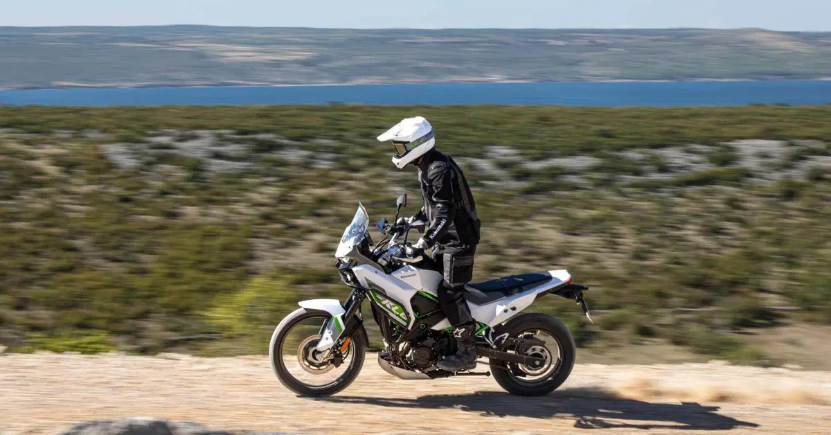 Kawasaki KLE 650: spunta il teaser. Ecco cosa sappiamo sulla nuova adventure