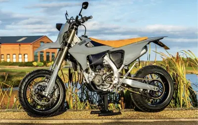 Una Triumph TF 450-E supermotard