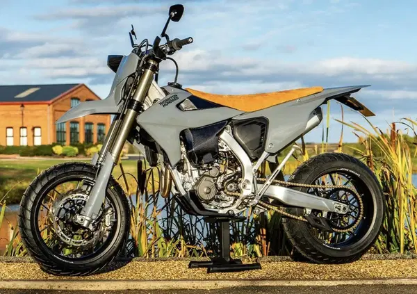 Una Triumph TF 450-E supermotard