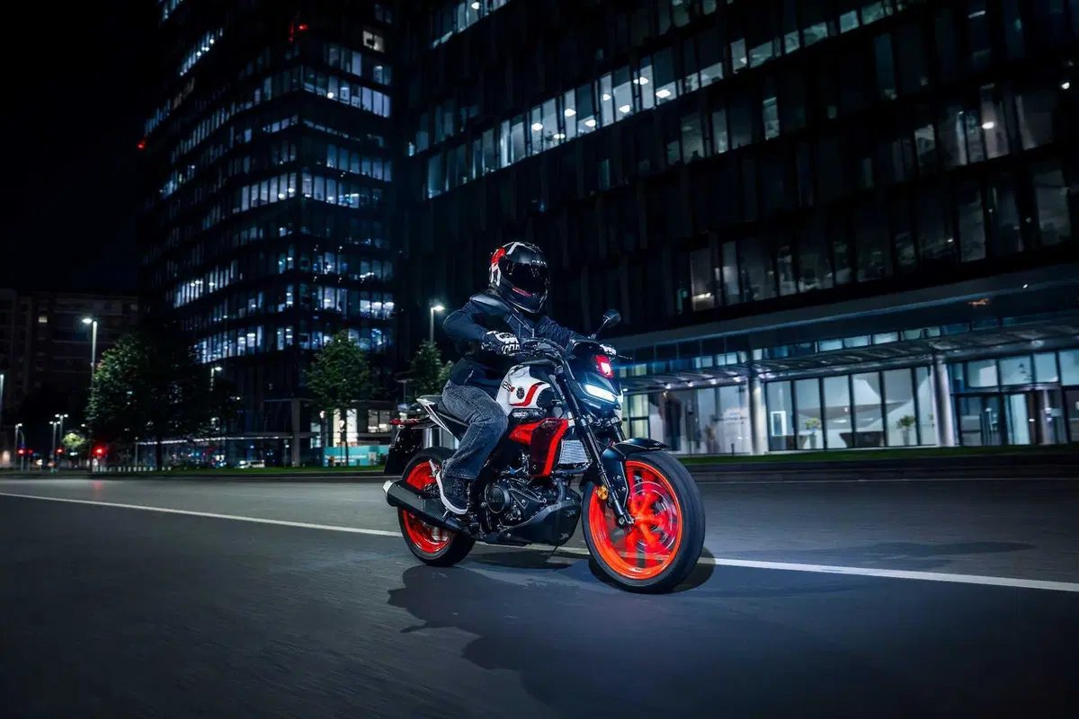 Yamaha svela la nuova generazione della MT-125 per il 2027 (24)