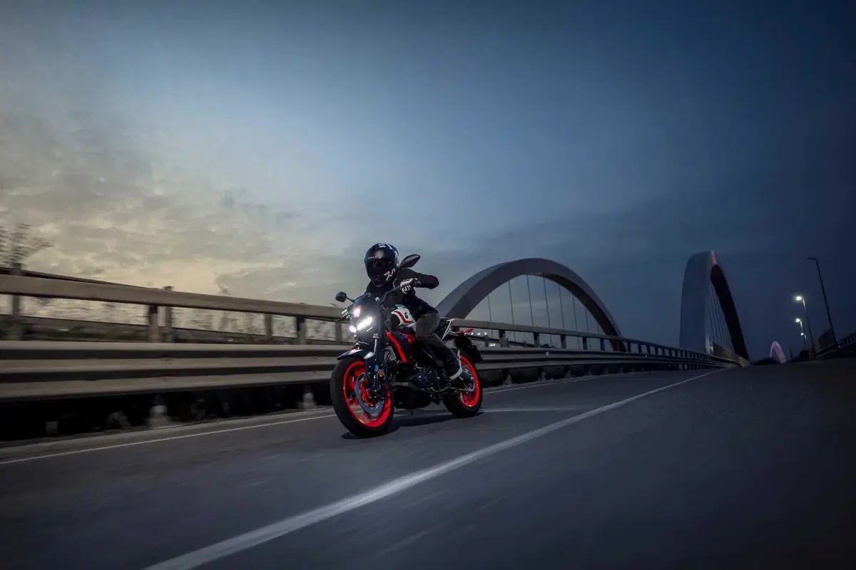 Yamaha svela la nuova generazione della MT-125 per il 2027 (38)