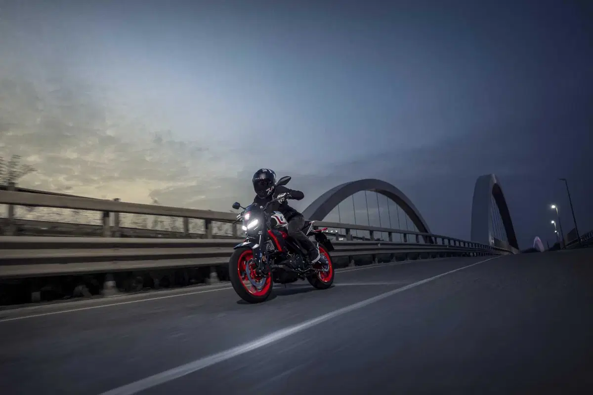Yamaha svela la nuova generazione della MT-125 per il 2027 (58)