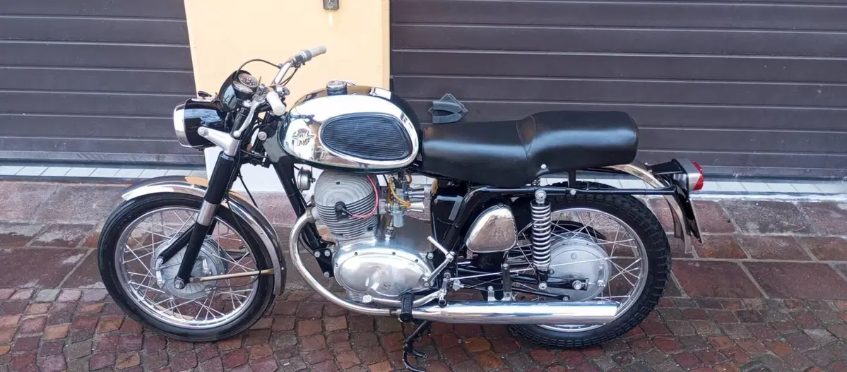 MV Agusta 250 B 1969 ( RESTAURATA) (2)