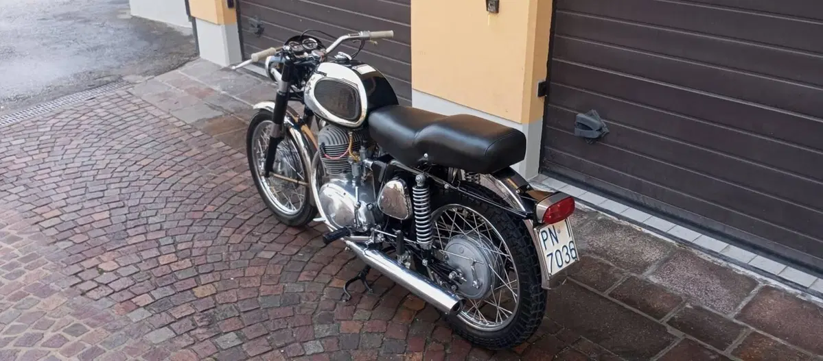 MV Agusta 250 B 1969 ( RESTAURATA) (4)