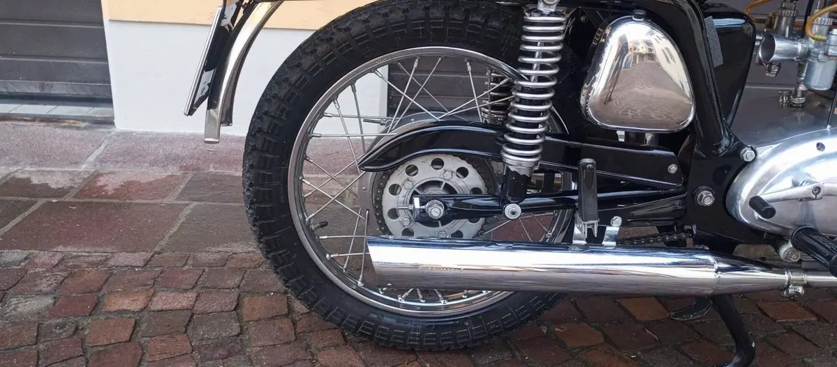MV Agusta 250 B 1969 ( RESTAURATA) (10)
