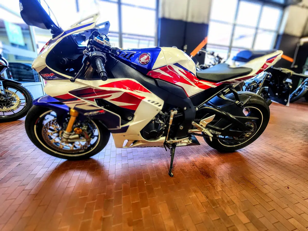 Honda CBR 1000 RR-R Fireblade SP 30th Anniversary (2022 - 23) (2)