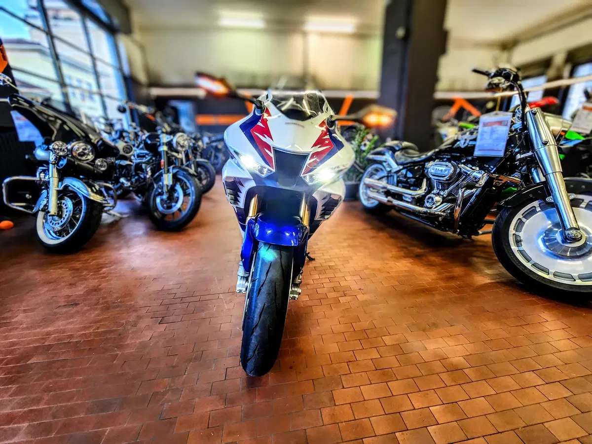 Honda CBR 1000 RR-R Fireblade SP 30th Anniversary (2022 - 23) (3)