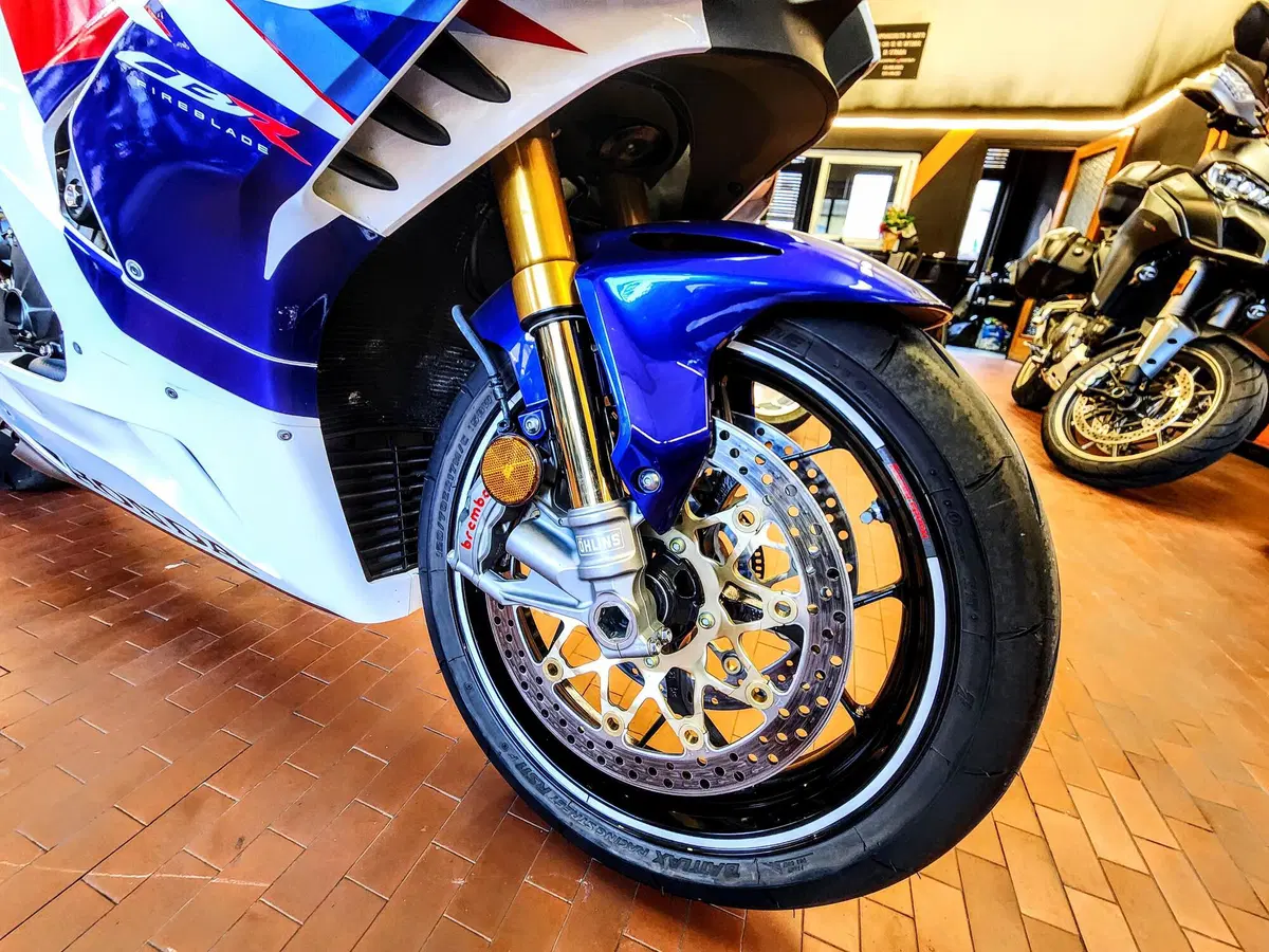 Honda CBR 1000 RR-R Fireblade SP 30th Anniversary (2022 - 23) (10)