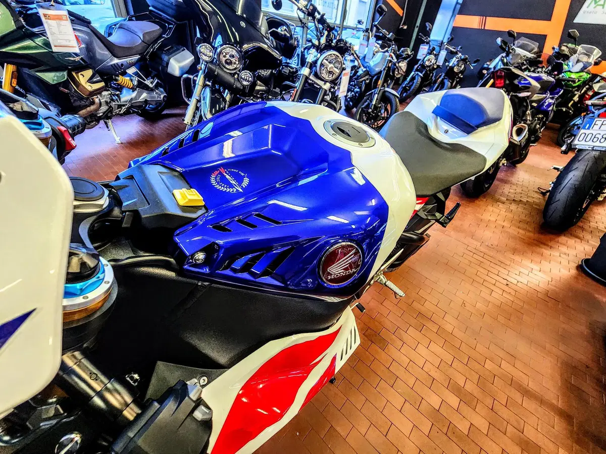 Honda CBR 1000 RR-R Fireblade SP 30th Anniversary (2022 - 23) (18)