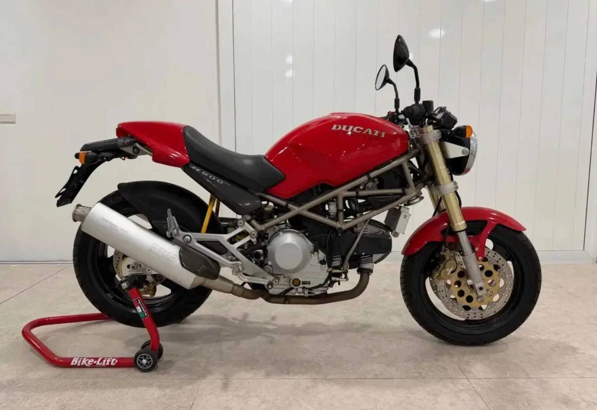 Monster 900 del 1993 con 17 km: costa 50.000 euro, ne vale la pena?