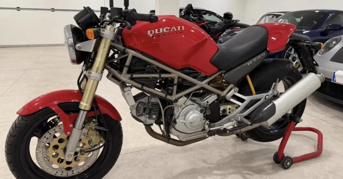 Monster 900 del 1993 con 17 km: costa 50.000 euro