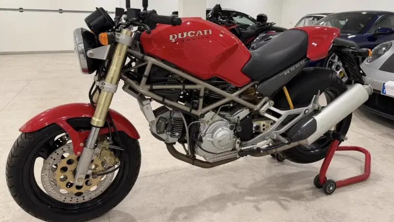 Monster 900 del 1993 con 17 km: costa 50.000 euro