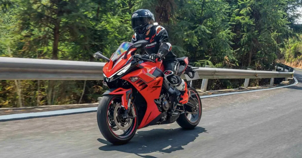 Tre cilindri, alette e 95 CV: la nuova Zontes 703-RR