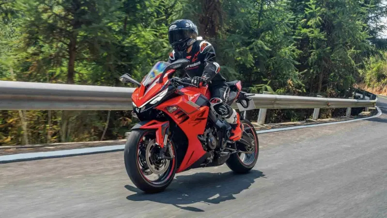 Tre cilindri, alette e 95 CV: la nuova Zontes 703-RR
