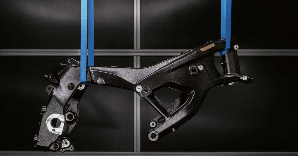 Pesa 1,3 kg in meno e flette dove serve: ecco il nuovo telaio della BMW M 1000 RR