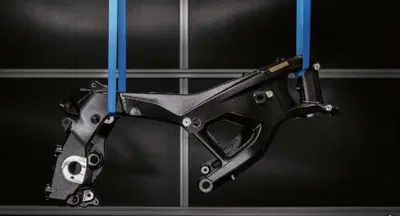 Pesa 1,3 kg in meno e flette dove serve: ecco il nuovo telaio della BMW M 1000 RR