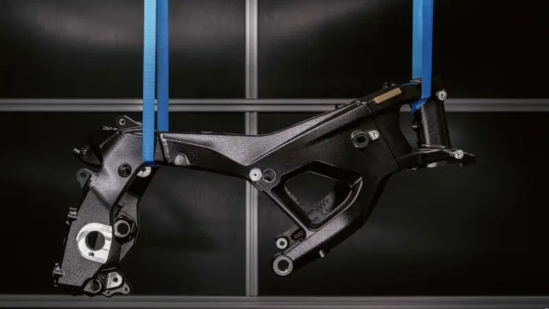 Pesa 1,3 kg in meno e flette dove serve: ecco il nuovo telaio della BMW M 1000 RR