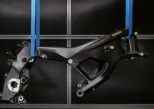 Pesa 1,3 kg in meno e flette dove serve: ecco il nuovo telaio della BMW M 1000 RR