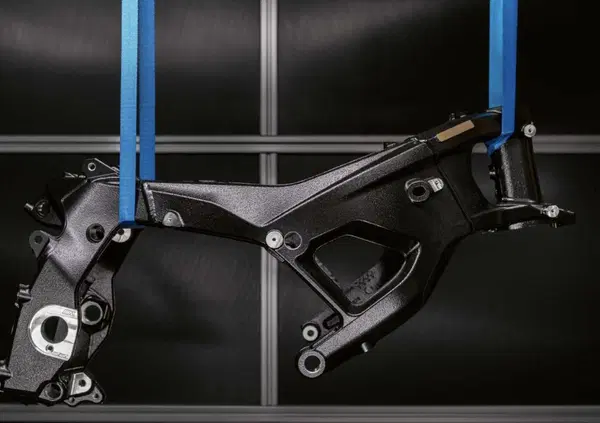 Pesa 1,3 kg in meno e flette dove serve: ecco il nuovo telaio della BMW M 1000 RR