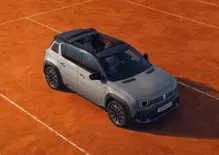 Renault 4 E-Tech Electric: l'elettrica si aggiorna, debutta la batteria LFP e arriva l'edizione Roland-Garros
