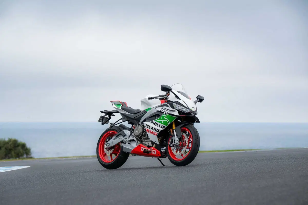 Marco Bezzecchi svela la nuova Aprilia RS 660 Phillip Island Tribute: ecco cosa la rende speciale [GALLERY] (2)