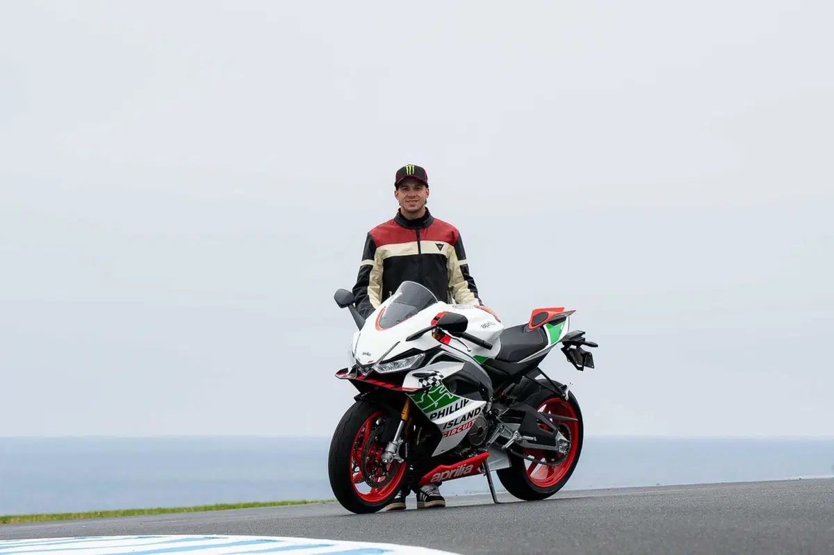 Marco Bezzecchi svela la nuova Aprilia RS 660 Phillip Island Tribute: ecco cosa la rende speciale [GALLERY]