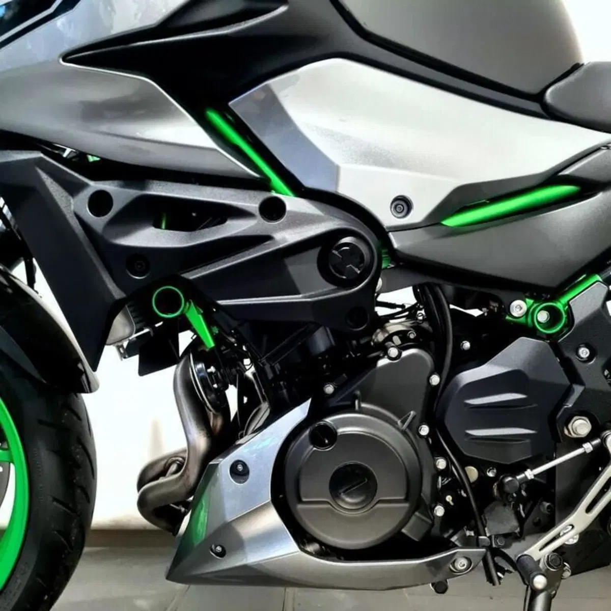 Kawasaki Z 500 SE (2024 - 27) (10)