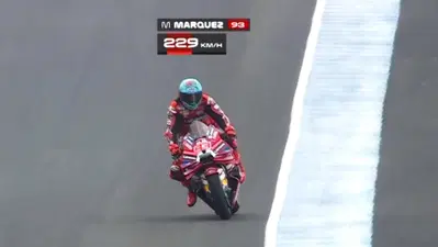 MotoGP, Marc MARQUEZ! Cade, poi fa la pole con 1.5 di vantaggio su pista bagnata. Bezzecchi solo 9° [CLASSIFICA e VIDEO]