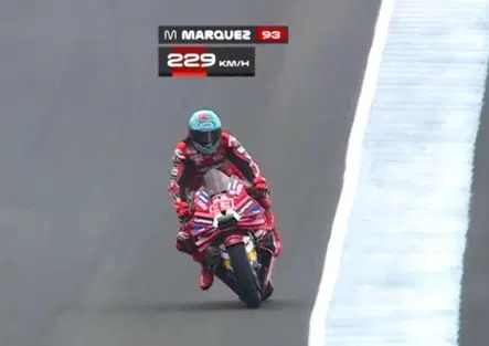 MARQUEZ! Cade, poi fa la pole con 1.5 di vantaggio su pista bagnata. Bezzecchi solo 9° [CLASSIFICA e VIDEO]
